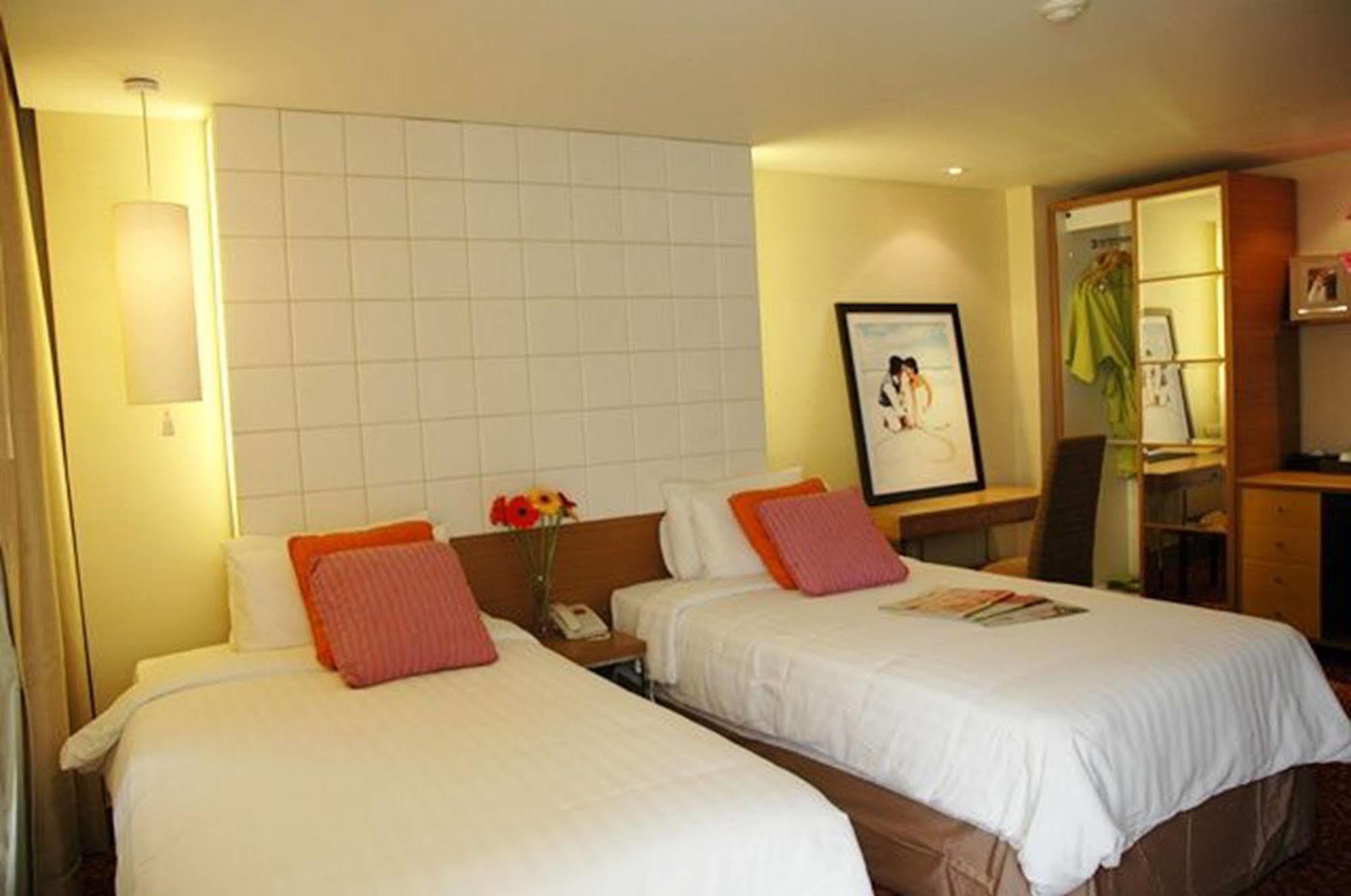 Tango Vibrant Living Hotel - Sha Extra Plus Bangkok Buitenkant foto